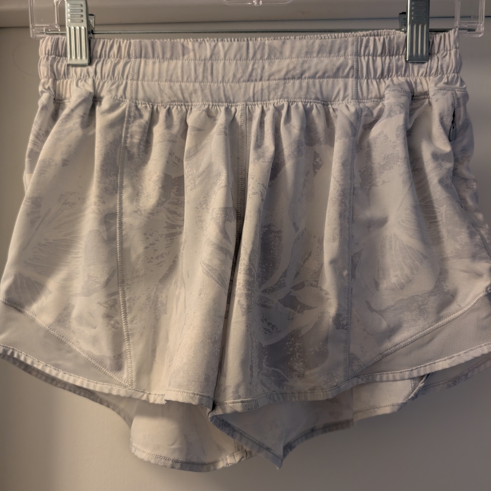 Lululemon Athletica Women's Gray And White Palm Patterned Shorts